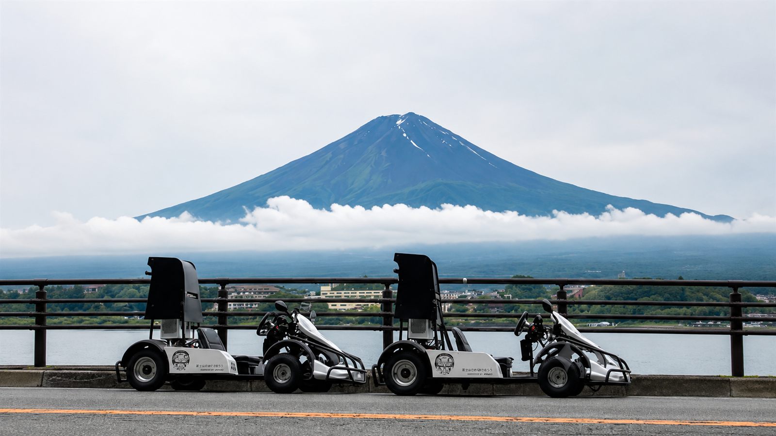 富士山と湖畔に並ぶゴーカート
